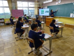 6年生が小数のかけ算のやり方を復習しています