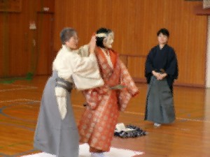 能楽の衣装を着せてもらいました