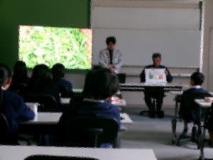 お茶についてのお話を聞いています