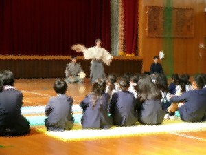 子どもたちが能楽の舞を鑑賞しています