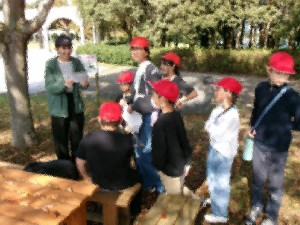 子どもたちがオリエンテーリングをしています