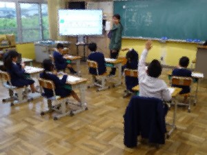 2年生がひっ算を使った計算をしています