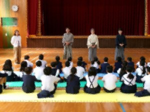子どもたちが能楽鑑賞をしています
