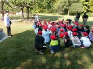 とんぼ池公園でのたてわり遠足の様子です。