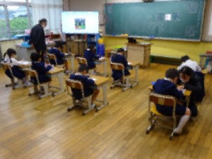 1年生がひらがなを練習しています