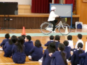 自転車の乗り方の見本を見せています
