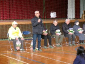 ボランティアの方が子どもたちにお話をしています