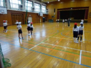 3年生と4年生が体育館でシャトルランをしています