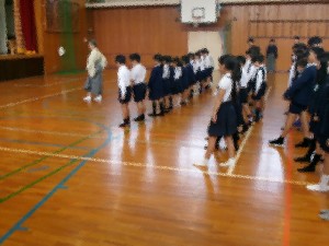 子どもたちが能楽のすり足を教えてもらっています