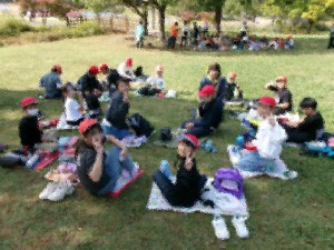 子どもたちがお弁当を食べています